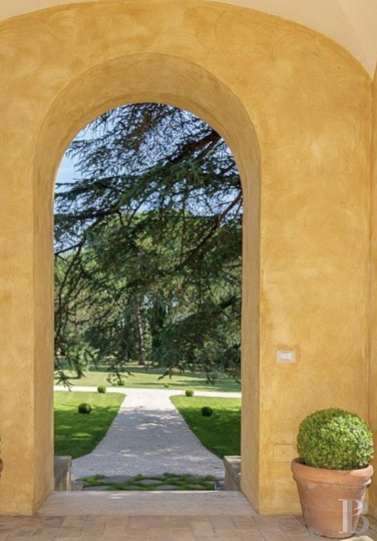 En Italie, entre Rome et Florence, une villa de la fin du 19e siècle implantée dans un vaste parc arboré - photo  n°3